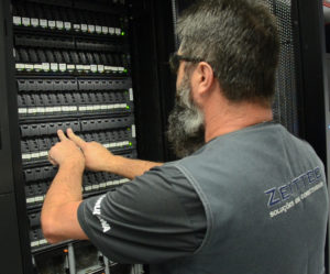 Data Center no Paraná: imagem de técnico operando Data Center