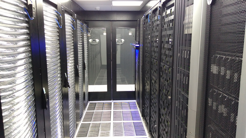 climatização para Data Center: imagem de Data Center com corredor frio