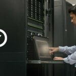 Data Center Verde: homem monitorando a eficiência energética de Data Center