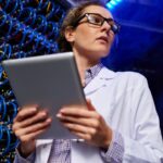 Downtimes em Data Center: imagem de mulher inspecionando Data Center