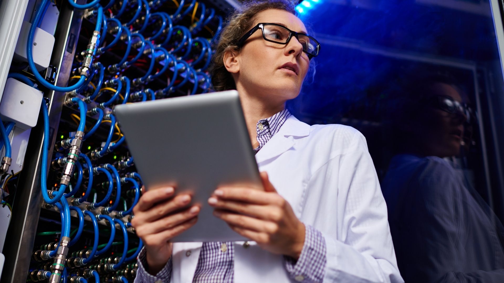 Downtimes em Data Center: imagem de mulher inspecionando Data Center