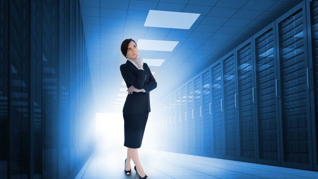 O que é Data Center: imagem de mulher dentro de um Data Center