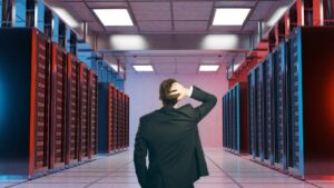 Como escolher o local para construir Data Center: imagem de executivo projetando a imagem de um Data Center