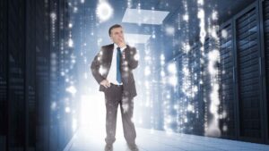 Quando investir em uma sala-cofre: imagem de empresário pensando dentro de data center