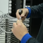 Construção de Data Center em curto prazo: imagem de construtor conectando cabos de Data Center em construção