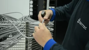 Construção de Data Center em curto prazo: imagem de construtor conectando cabos de Data Center em construção