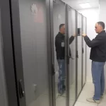 Balanço Zeittec 2025: imagem de colaborador da Zeittec em Data Center